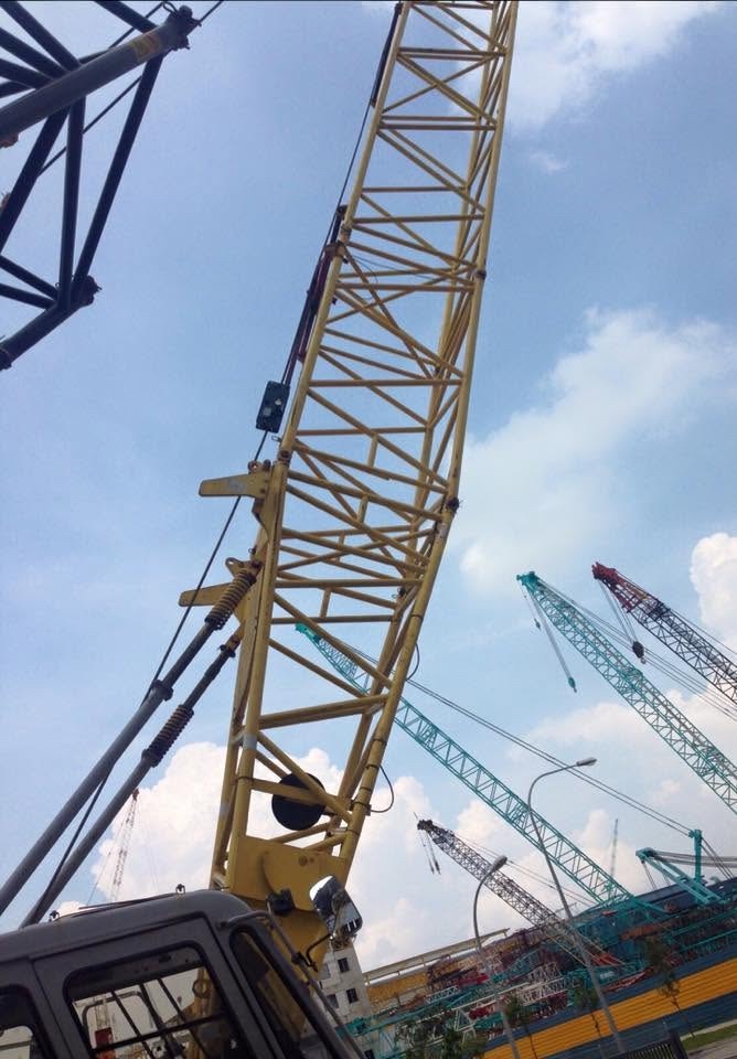 Lattice boom cranes and a lifting-system installation at a construction site